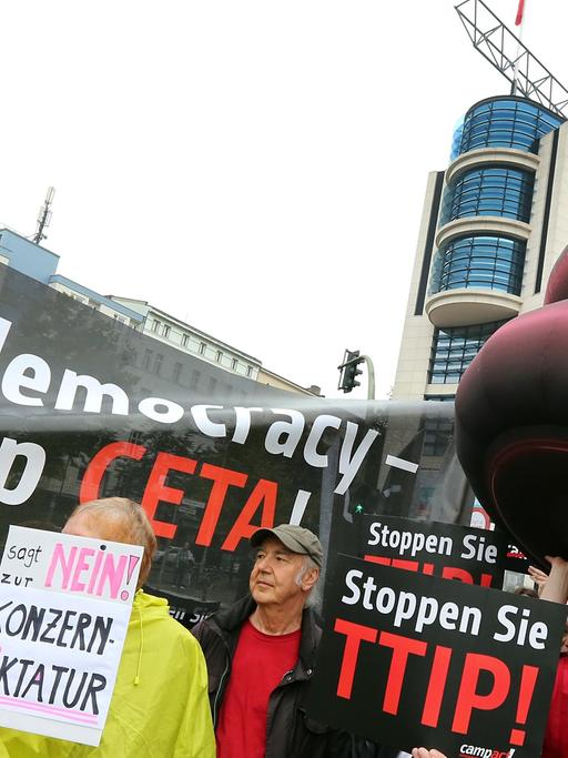 Demonstranten nehmen am 20.09.2014 vor dem Willy-Brandt-Haus in Berlin an einer Protestaktion von Campact zu den Handelsabkommen CETA und TTIP teil.