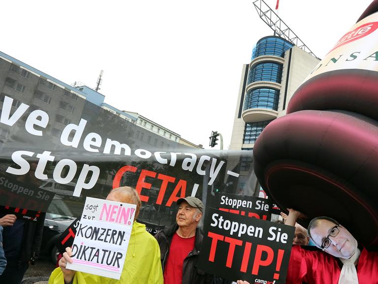 Demonstranten nehmen am 20.09.2014 vor dem Willy-Brandt-Haus in Berlin an einer Protestaktion von Campact zu den Handelsabkommen CETA und TTIP teil.