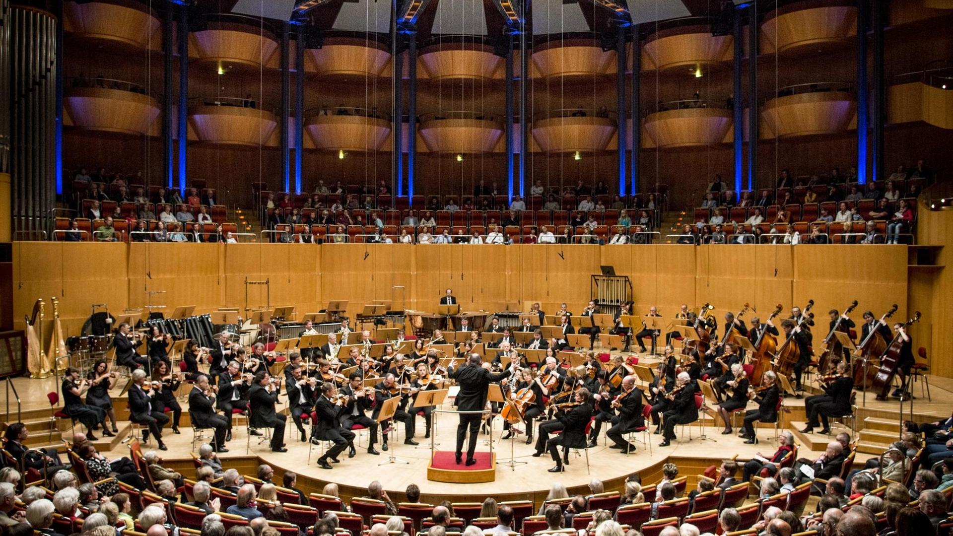 Gürzenich Orchester Köln unter seinem Chefdirigenten François Xavier Roth. Gürzenich Orchester Köln unter seinem Chefdirigenten François Xavier Roth.