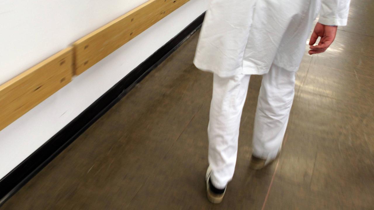 Ein Krankenpfleger in einem deutschen Krankenhaus (Symbolfoto) Ein Krankenpfleger in einem deutschen Krankenhaus (Symbolfoto)
