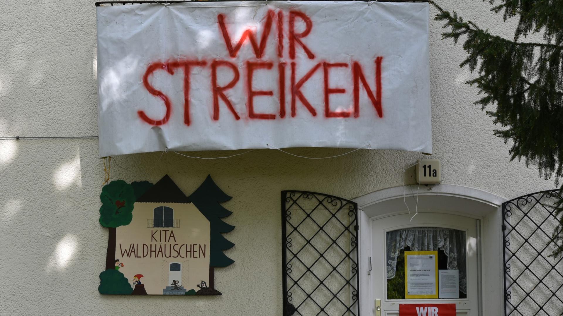 Streikplakate hängen am 11.05.2015 an der Fassade einer Kindertagesstätte in Kleinmachnow (Brandenburg). In vielen der 900 kommunalen Kindertagesstätten hat am Montagmorgen auch in Brandenburg ein unbefristeter Streik begonnen. Streikplakate hängen am 11.05.2015 an der Fassade einer Kindertagesstätte in Kleinmachnow (Brandenburg). In vielen der 900 kommunalen Kindertagesstätten hat am Montagmorgen auch in Brandenburg ein unbefristeter Streik begonnen.