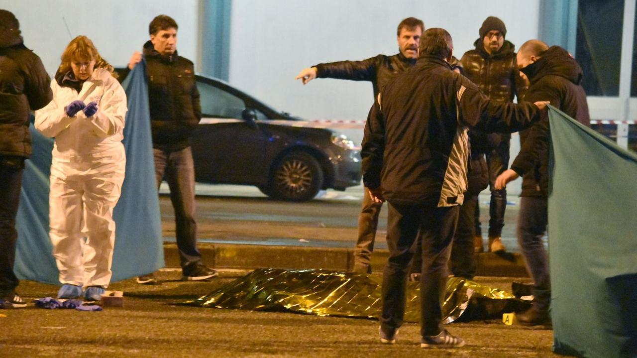 Italienische Polizeibeamte sichern am 23.12.2016 in Mailand Spuren, nachdem der europaweit gesuchte mutmaßliche Attentäter von Berlin, Anis Amri, bei einem Schusswechsel mit der Polizei getötet wurde. Italienische Polizeibeamte sichern am 23.12.2016 in Mailand Spuren, nachdem der europaweit gesuchte mutmaßliche Attentäter von Berlin, Anis Amri, bei einem Schusswechsel mit der Polizei getötet wurde.