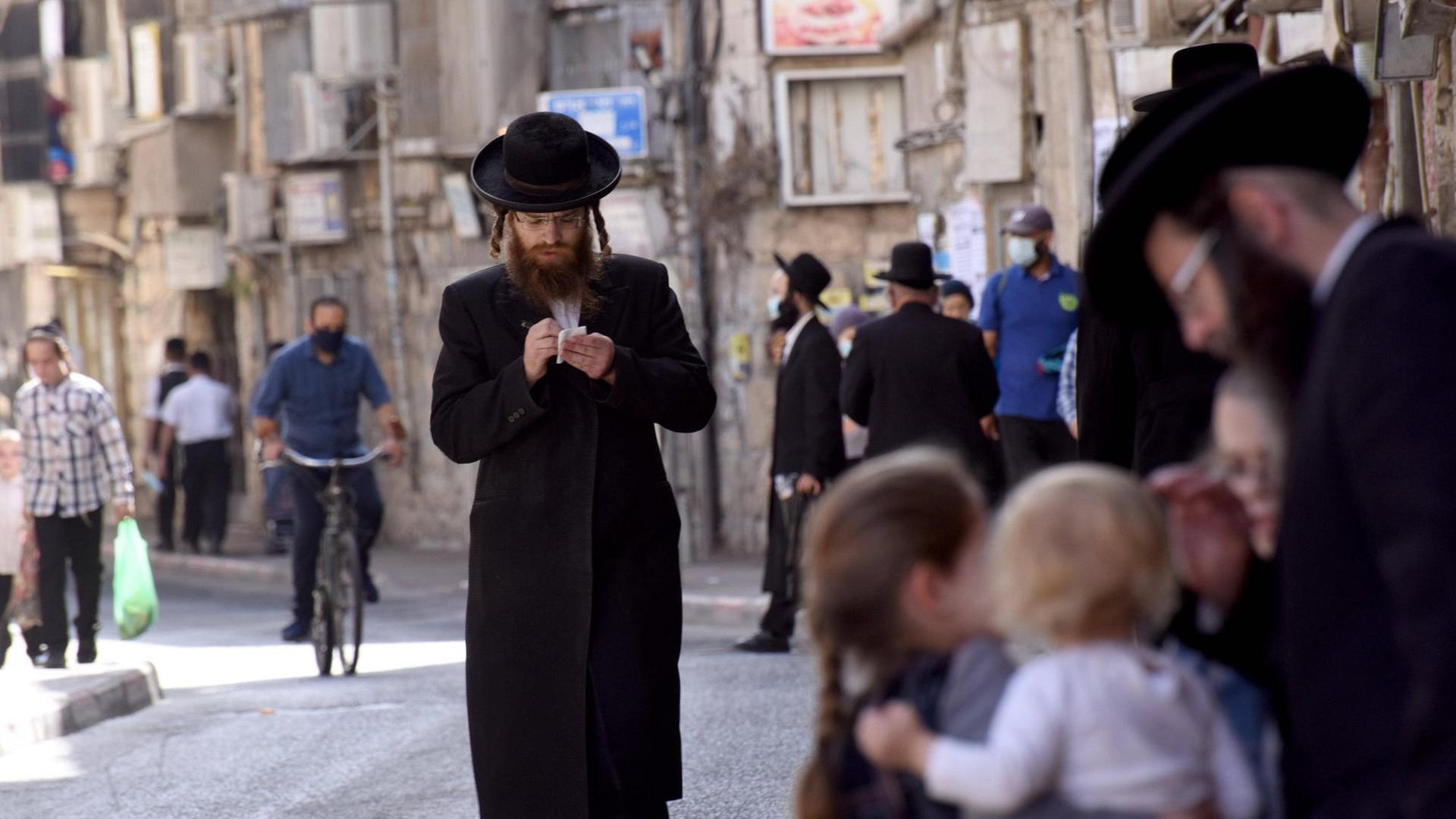 Ultra-Orthodoxe Juden im Stadtteil Mea Shearim, die sich für das Fest Sukkot vorbereiten. Ultra-Orthodoxe Juden im Stadtteil Mea Shearim, die sich für das Fest Sukkot vorbereiten.
