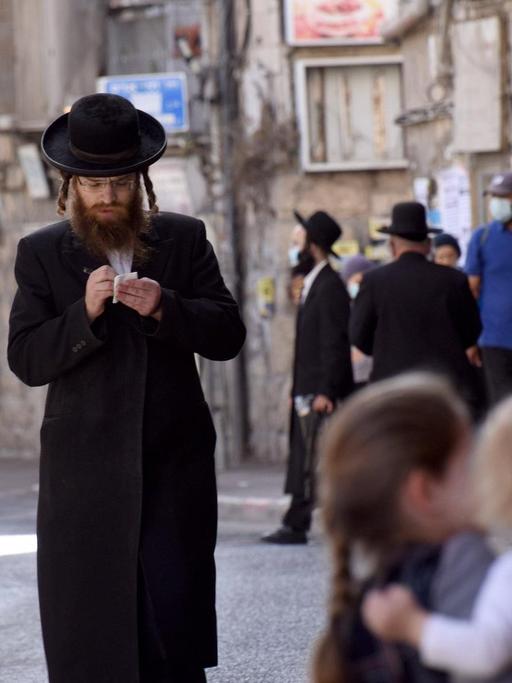 Ultra-Orthodoxe Juden im Stadtteil Mea Shearim, die sich für das Fest Sukkot vorbereiten.