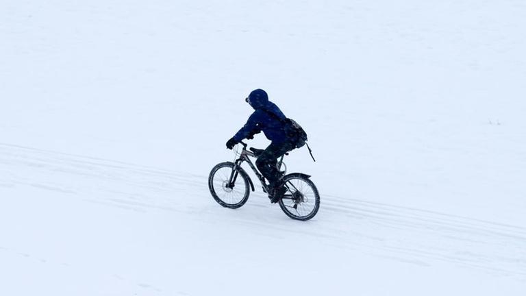Ein Radfahrer fährt am 13.02.2013 in der Innenstadt von Dresden durch den Schnee. Ein Radfahrer fährt am 13.02.2013 in der Innenstadt von Dresden durch den Schnee.