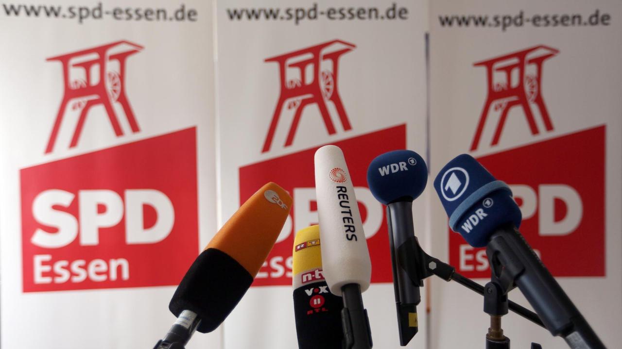 Mikrofone bei einer Pressekonferenz in der Parteizentrale der SPD in Essen.