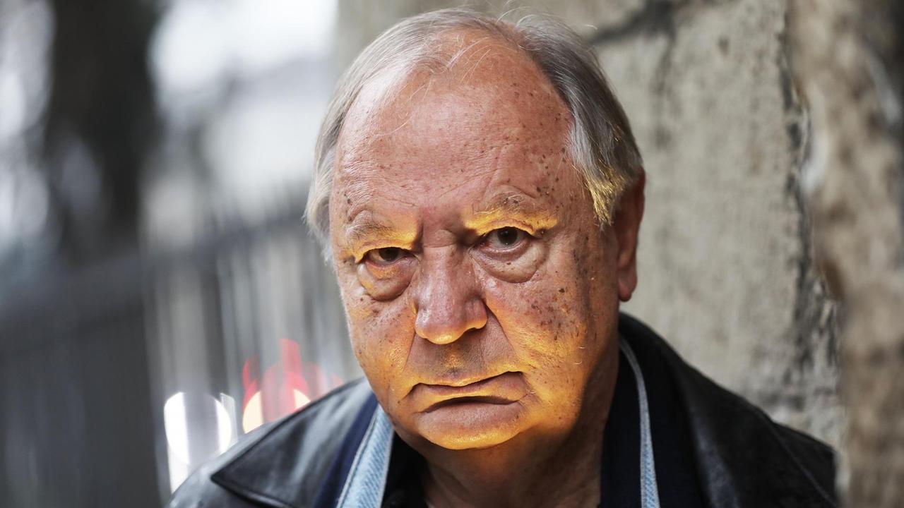 Der Kabarettist Wilfried Schmickler steht an der Stadtmauer. Der Kabarettist Wilfried Schmickler steht an der Stadtmauer.
