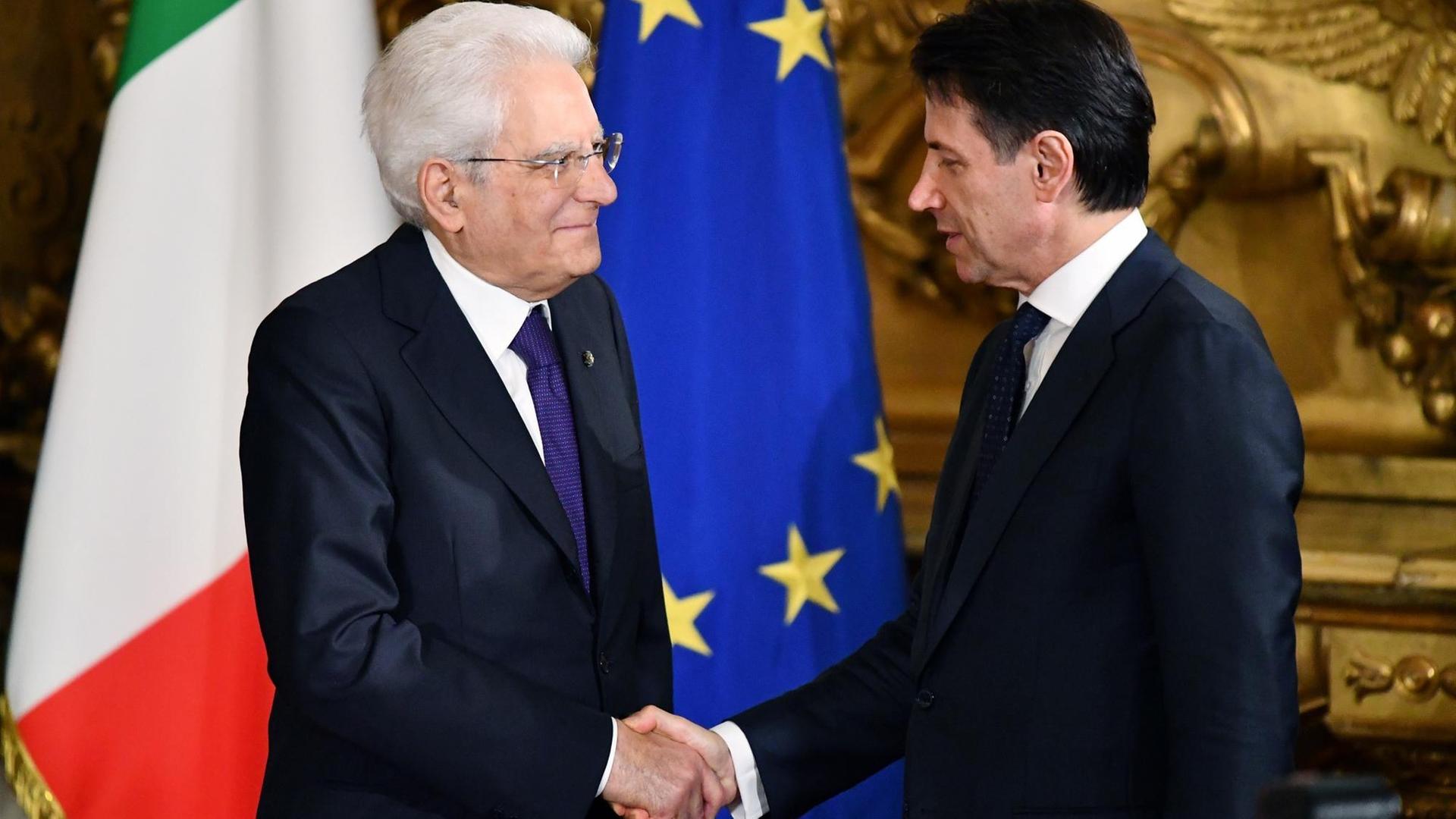 Der neue italienische Regierungschef Conte bei seiner Vereidigung durch Präsident Mattarella