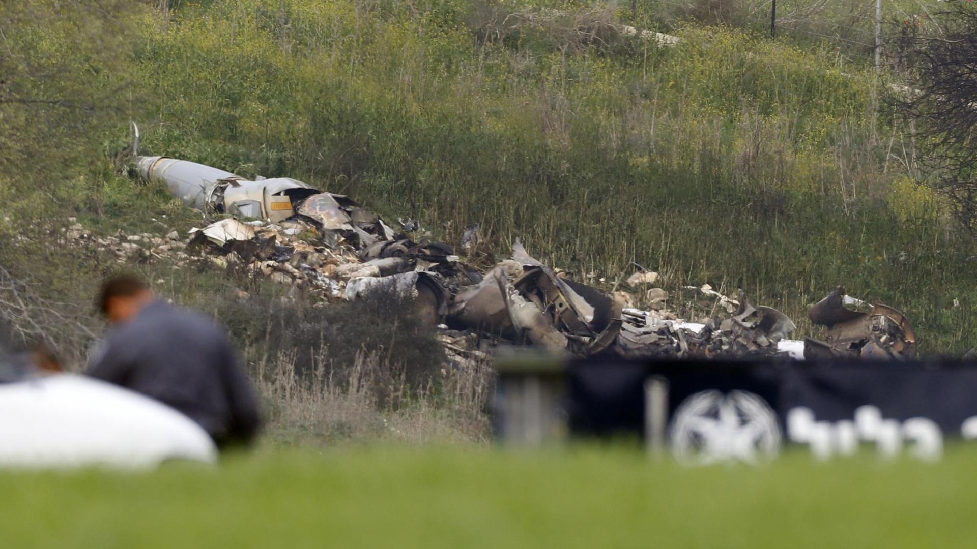 Die Überreste eines israelischen F-16 Kampfflugzeugs an der Absturzstelle bei Harduf Die Überreste eines israelischen F-16 Kampfflugzeugs an der Absturzstelle bei Harduf