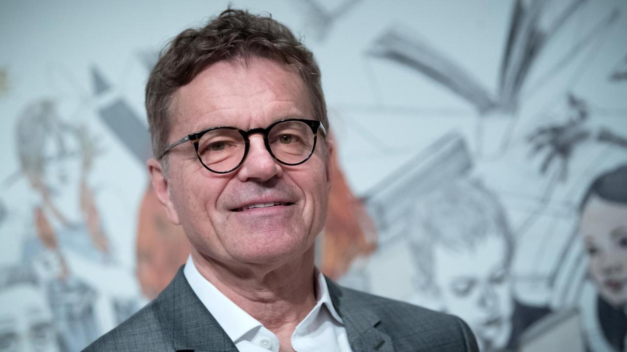 Alexander Skipis, Hauptgeschäftsführer des Börsenvereins des deutschen Buchhandels, lächelt in Richtung des Betrachters. Alexander Skipis, Hauptgeschäftsführer des Börsenvereins des deutschen Buchhandels, lächelt in Richtung des Betrachters.