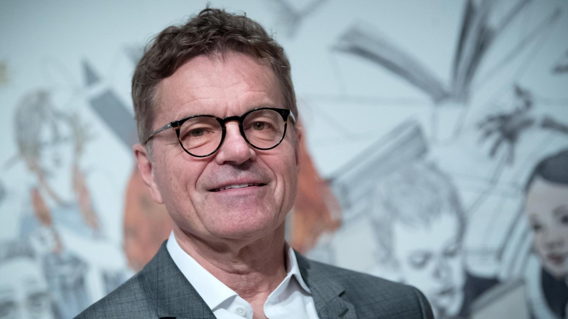 Alexander Skipis, Hauptgeschäftsführer des Börsenvereins des deutschen Buchhandels, lächelt in Richtung des Betrachters. Alexander Skipis, Hauptgeschäftsführer des Börsenvereins des deutschen Buchhandels, lächelt in Richtung des Betrachters.