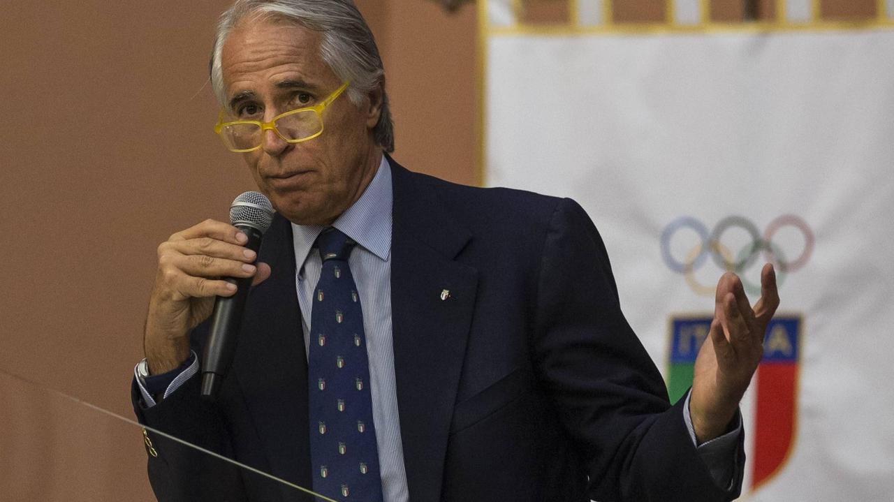 Giovanni Malagò, Präsident des Italienischen OIympischen Komitees, erklärt auf einer Pressekonferenz den Rückzug der Olympiabewerbung Roms. Giovanni Malagò, Präsident des Italienischen OIympischen Komitees, erklärt auf einer Pressekonferenz den Rückzug der Olympiabewerbung Roms.
