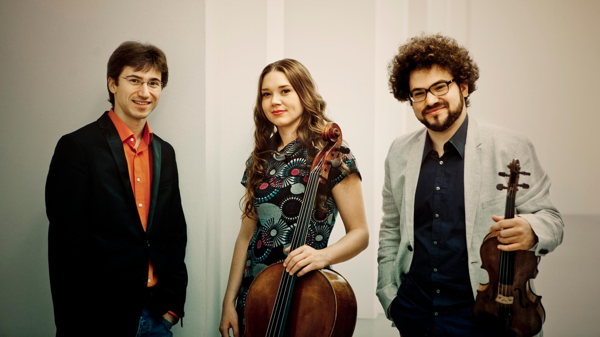 Das Trio Gaspard mit Pianisten Nicholas Rimmmer, der Cellistin Vashti Hunter und dem Geiger Jonian Ilias Kadsha. Das Trio Gaspard mit Pianisten Nicholas Rimmmer, der Cellistin Vashti Hunter und dem Geiger Jonian Ilias Kadsha.