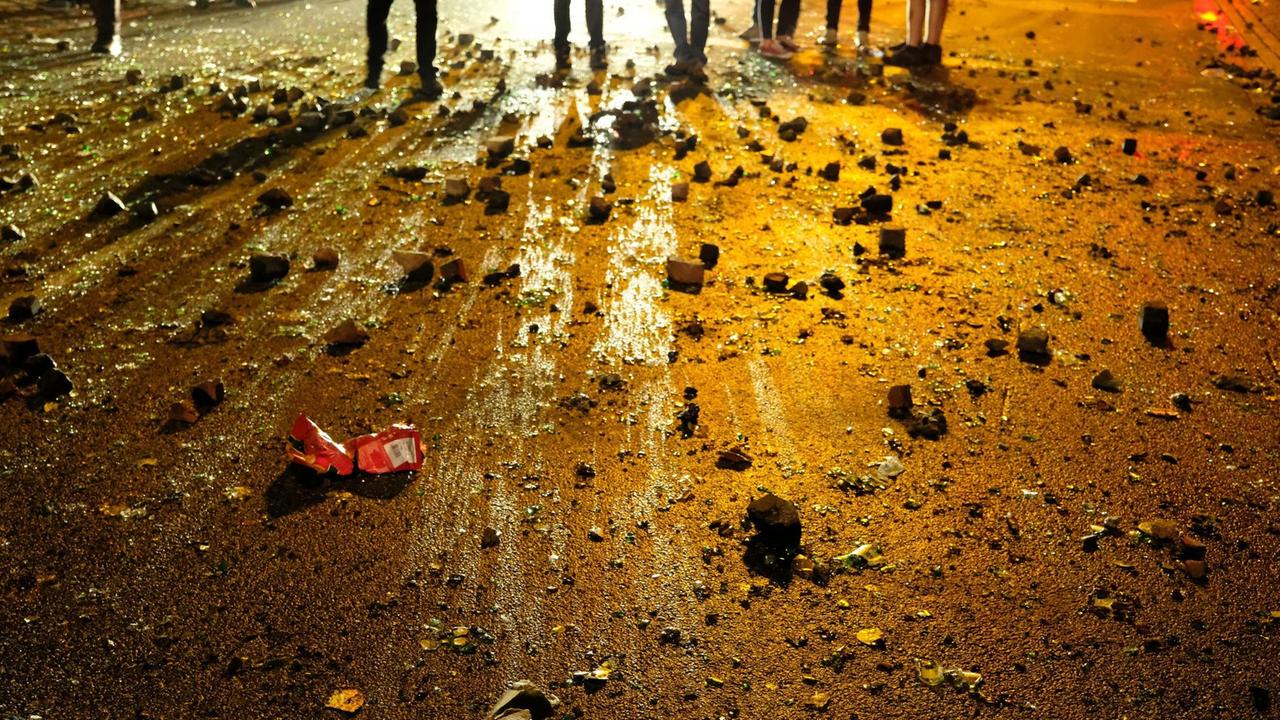 Steine liegen am 08.07.2017 nach schweren Auschreitungen in Hamburg auf der Straße. Randalierer haben im Schanzenviertel eine Spur der Verwüstung hinterlassen. Zerstörte Fahrräder und Mülltonnen lagen auf der Straße. Fensterscheiben waren eingeschlagen oder beschädigt. Die Polizei hatte die Straße zuvor abgeriegelt und war massiv gegen die Randalierer vorgegangen. Steine liegen am 08.07.2017 nach schweren Auschreitungen in Hamburg auf der Straße. Randalierer haben im Schanzenviertel eine Spur der Verwüstung hinterlassen. Zerstörte Fahrräder und Mülltonnen lagen auf der Straße. Fensterscheiben waren eingeschlagen oder beschädigt. Die Polizei hatte die Straße zuvor abgeriegelt und war massiv gegen die Randalierer vorgegangen.