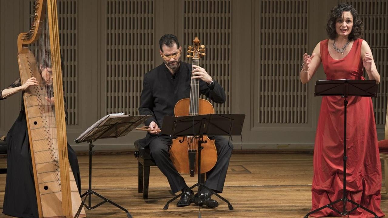 Mara Galassi - Barockharfe, Patxi Montero - Viola bastarda und Monika Piccinini - Sopran, in Konzertkleidung mit Instrumenten auf der Bühne im Wiener Konzerthaus
