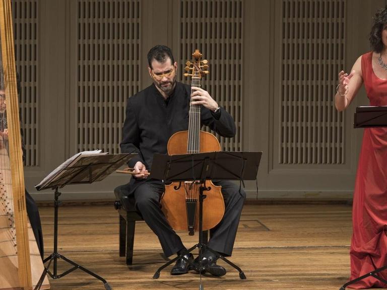 Mara Galassi - Barockharfe, Patxi Montero - Viola bastarda und Monika Piccinini - Sopran, in Konzertkleidung mit Instrumenten auf der Bühne im Wiener Konzerthaus
