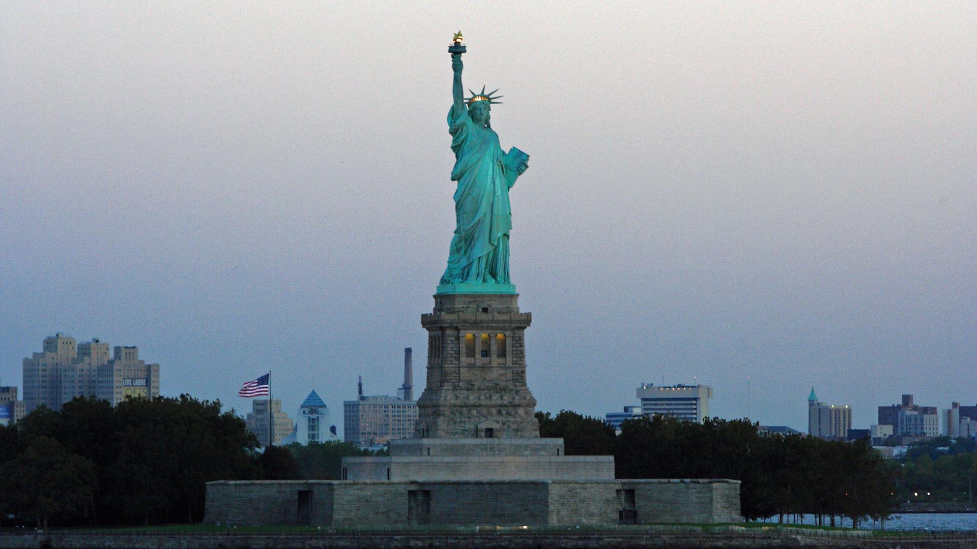 Blick vom Hudson auf die Freiheitsstatue. Blick vom Hudson auf die Freiheitsstatue.