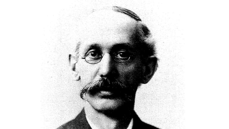 Alte Schwarz-Weiß Fotographie von Seth Carlo Chandler mit Schäuzer, Halbglatze und kleiner, rundlicher Brille. Alte Schwarz-Weiß Fotographie von Seth Carlo Chandler mit Schäuzer, Halbglatze und kleiner, rundlicher Brille.