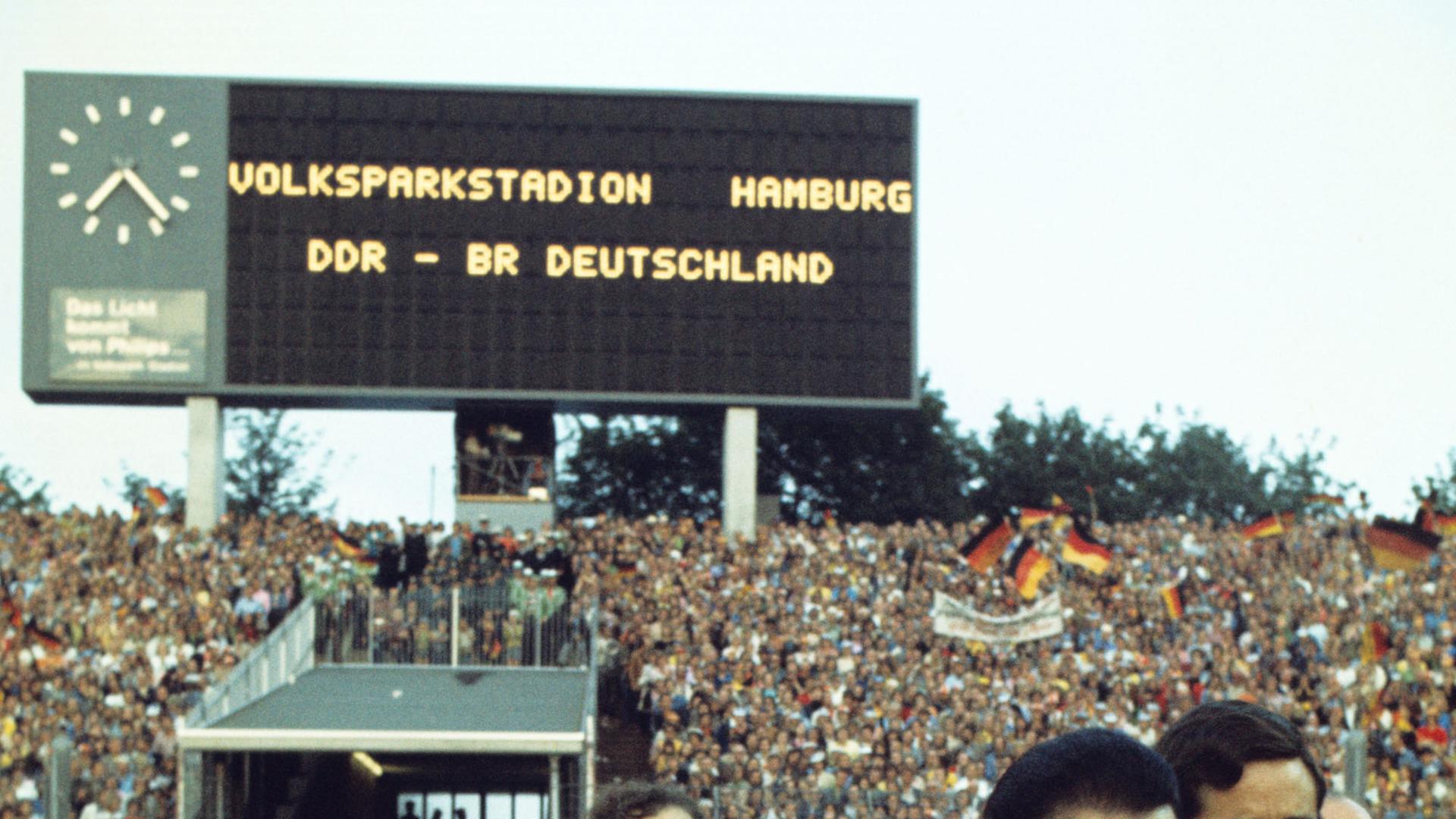 Einlauf der Mannschaften beim WM-Spiel 1974 Bundesrepublik Deutschland - DDR in Hamburg. Einlauf der Mannschaften beim WM-Spiel 1974 Bundesrepublik Deutschland - DDR in Hamburg.
