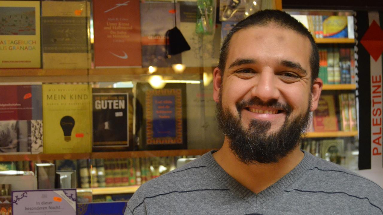 Jugendimam Ferid Heider vor Bücherwand in der Moschee Jugendimam Ferid Heider vor Bücherwand in der Moschee