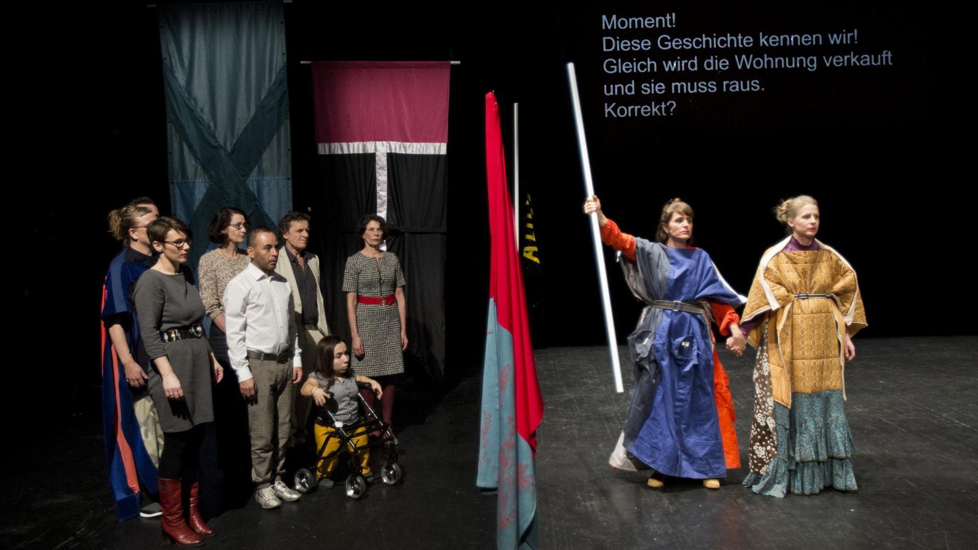 Mitglieder der Performance-Gruppe She She Pop in einer Szene aus dem Stück "Oratorium", eingeblendet der Text: Moment! Diese Geschichte kennen wir! Gleich wird die Wohnung verkauft und sie muss raus. Korrekt? Mitglieder der Performance-Gruppe She She Pop in einer Szene aus dem Stück "Oratorium", eingeblendet der Text: Moment! Diese Geschichte kennen wir! Gleich wird die Wohnung verkauft und sie muss raus. Korrekt?
