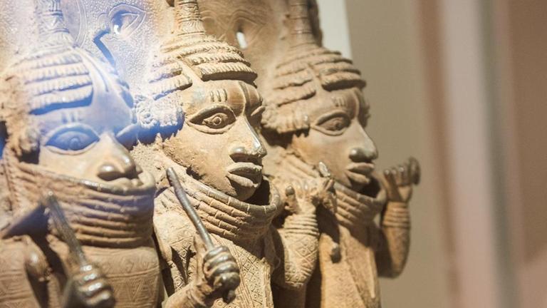 Raubkunst-Bronzen aus dem Land Benin in Westafrika im Museum für Kunst und Gewerbe in Hamburg in einer Vitrine ausgestellt. Raubkunst-Bronzen aus dem Land Benin in Westafrika im Museum für Kunst und Gewerbe in Hamburg in einer Vitrine ausgestellt.