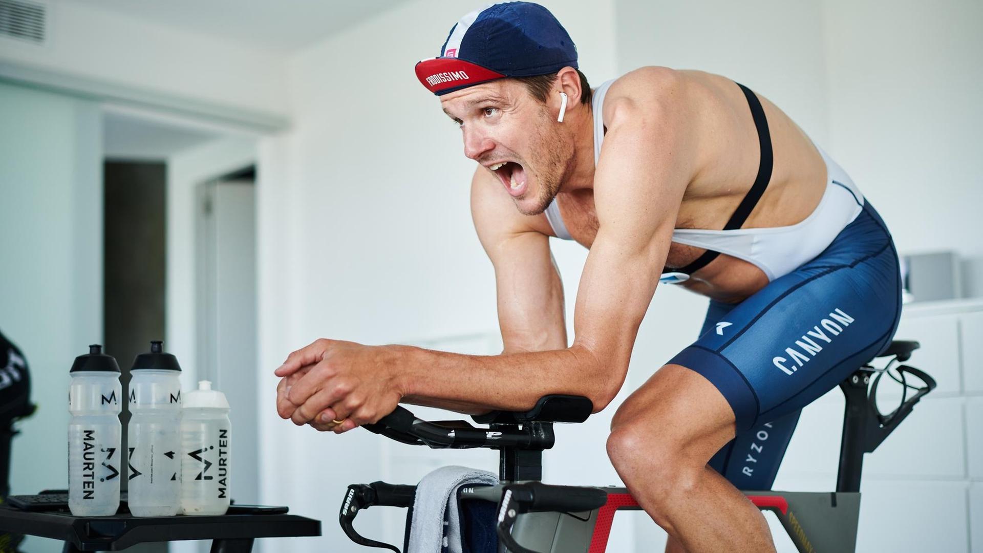 Jan Frodeno sitzt auf einem Stand-Rad. Jan Frodeno sitzt auf einem Stand-Rad.