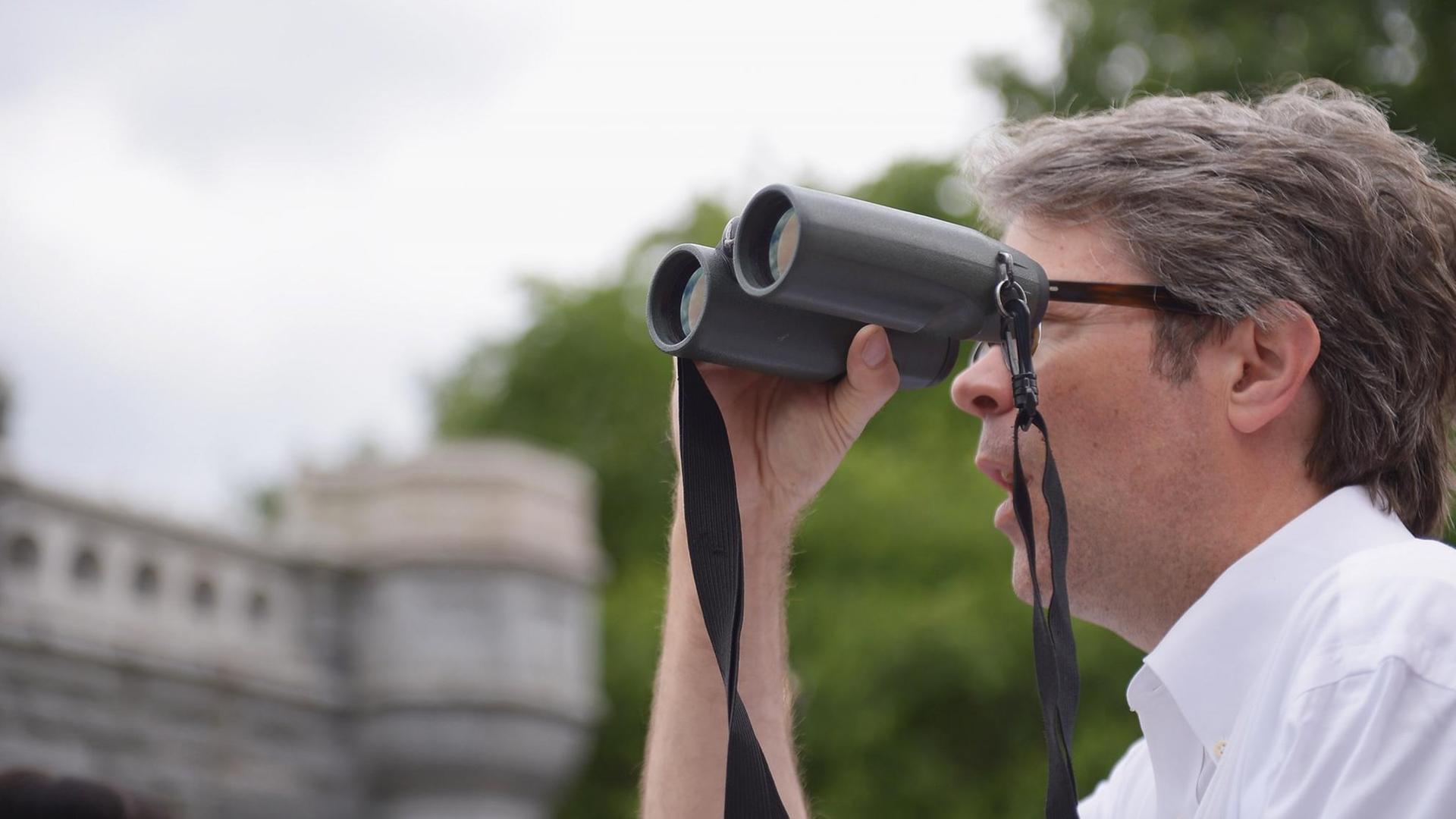 Der Schriftsteller Jonathan Franzen blickt durch ein Fernglas im New Yorker Central Park. Der Schriftsteller Jonathan Franzen blickt durch ein Fernglas im New Yorker Central Park.