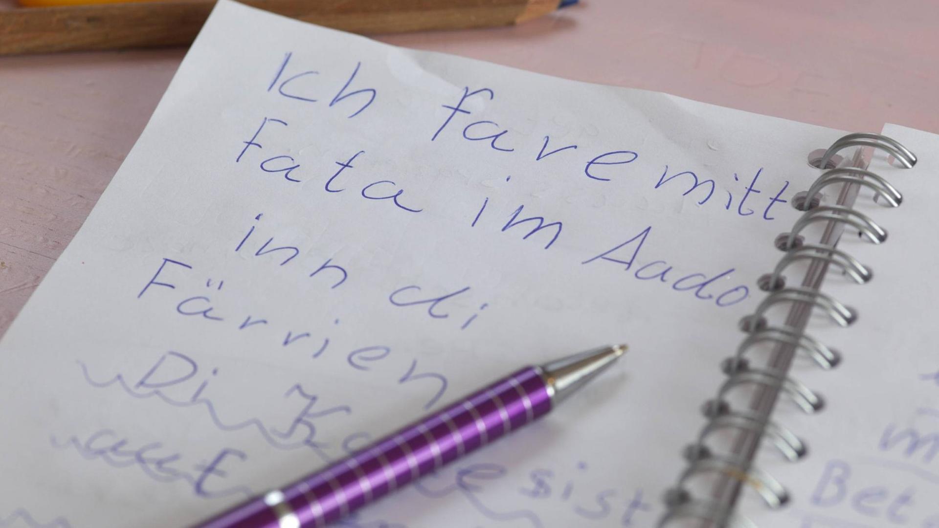 Ein Blatt mit Schrift Ein Blatt mit Schrift
