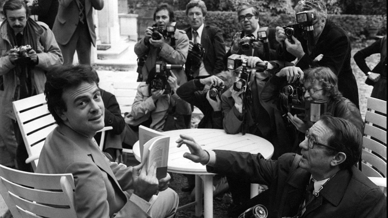 Der französische Schriftsteller Patrick Modiano posiert vor Fotografen, nachdem er den Literaturpreis Prix Goncourt für sein Buch "Rue des boutiques obscures" erhalten hat, November 1978