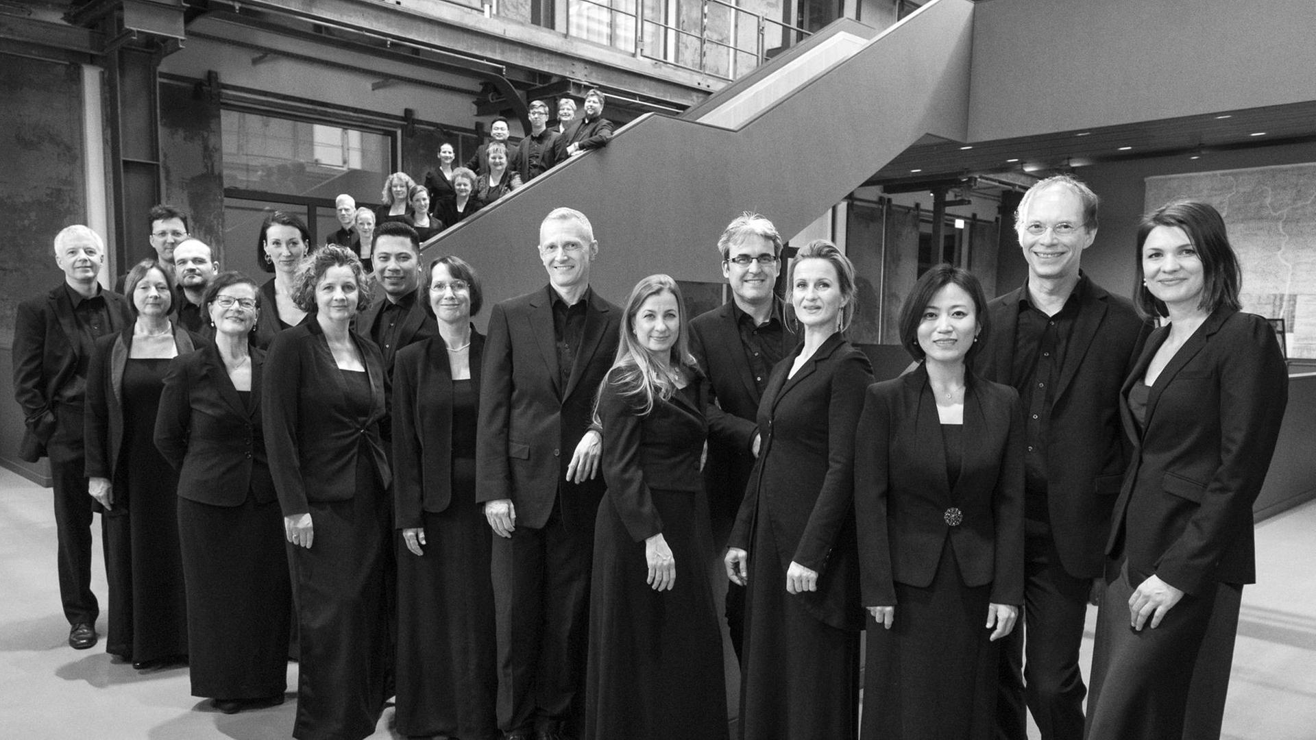 Der RIAS-Kammerchor steht auf einer Treppe Der RIAS-Kammerchor steht auf einer Treppe