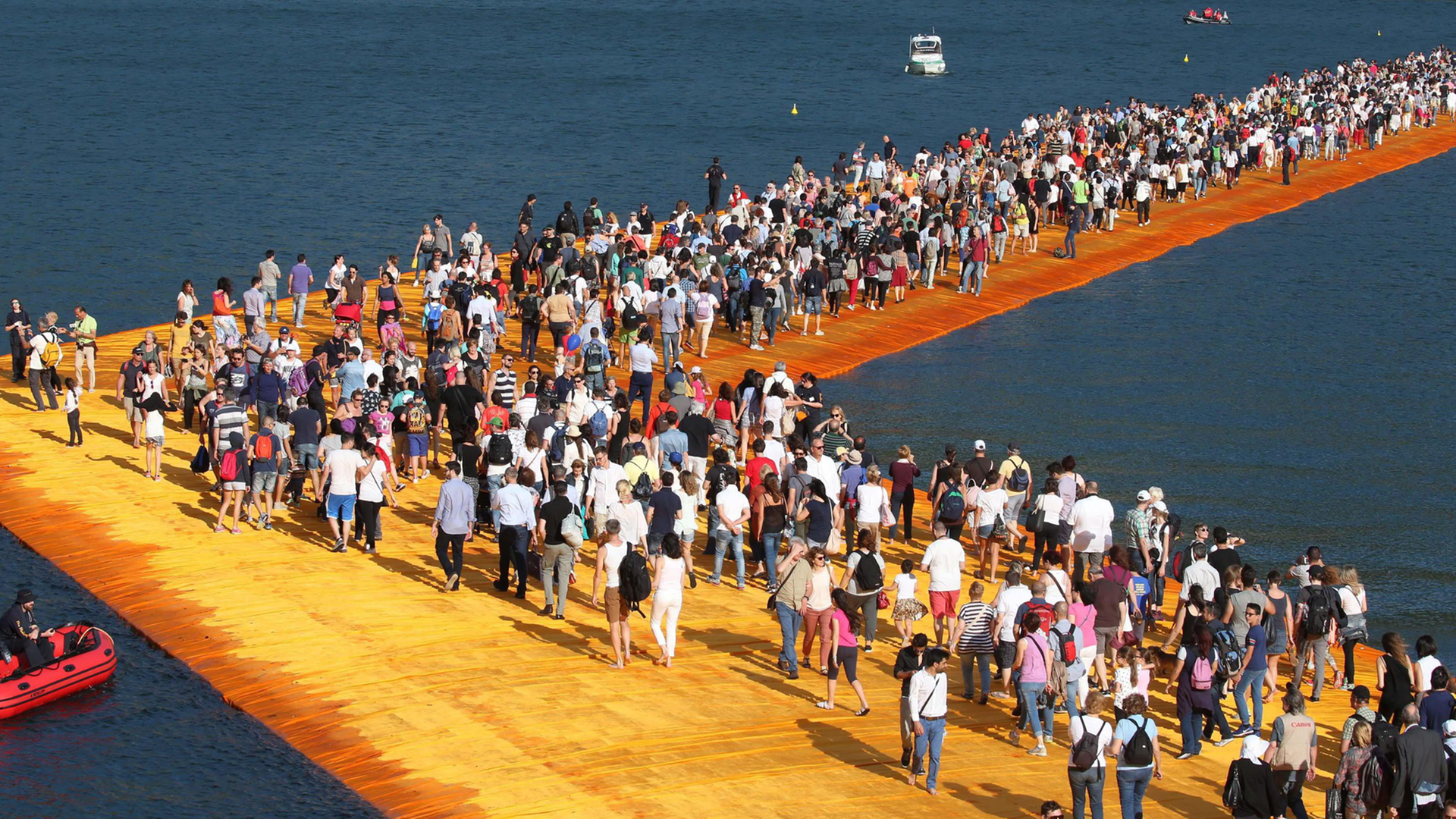 Die "Floating Piers" von Christo am Iseosee in Italien. Die "Floating Piers" von Christo am Iseosee in Italien.