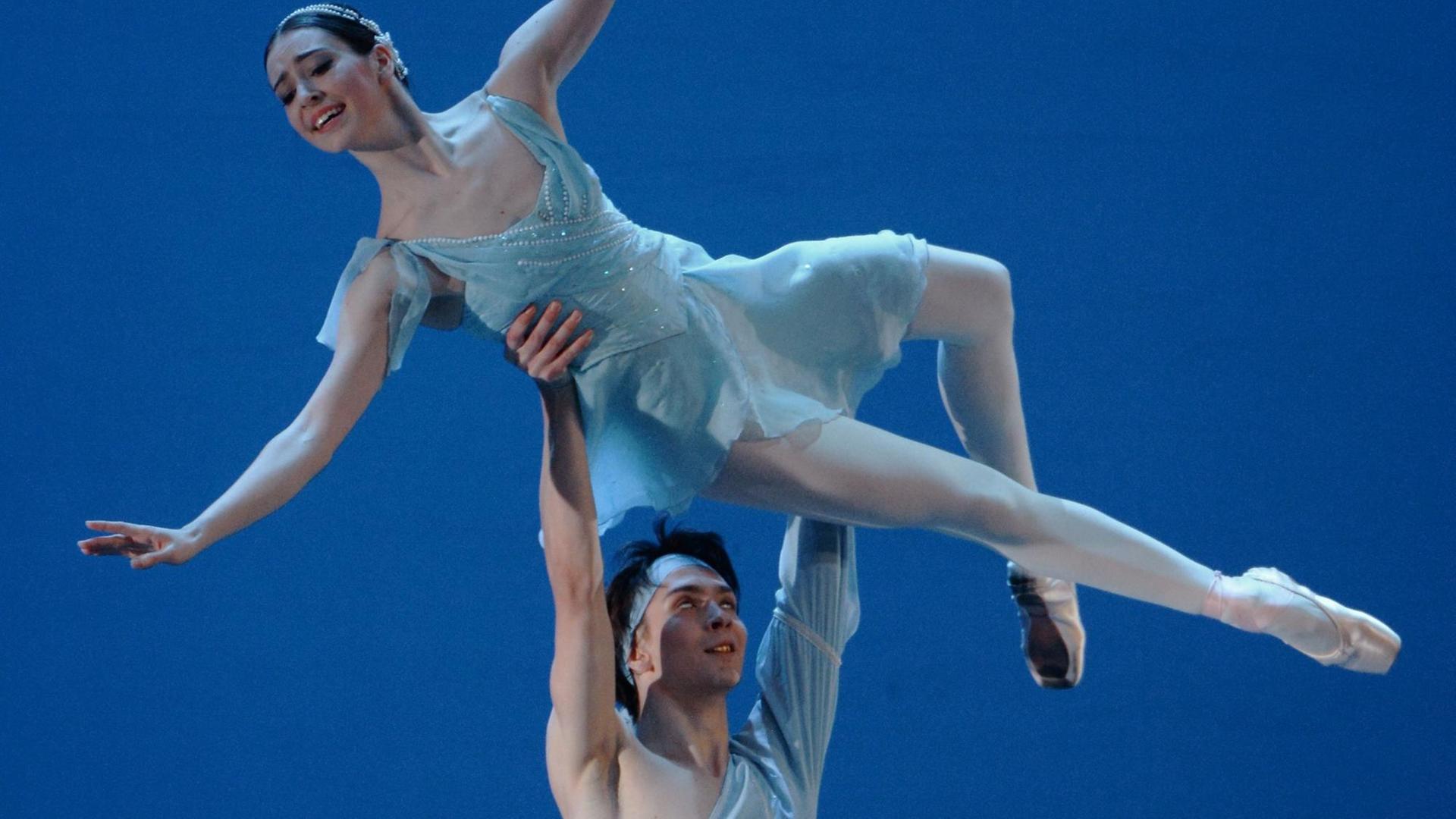 Kseniya Ryzhkova und Alexander Omelchenko tanzen das pas de deux aus dem Ballett "Talisman"