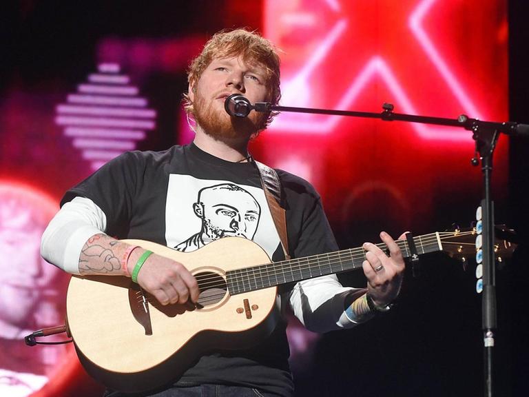 Ed Sheeran spielt auf seiner Gitarre und singt