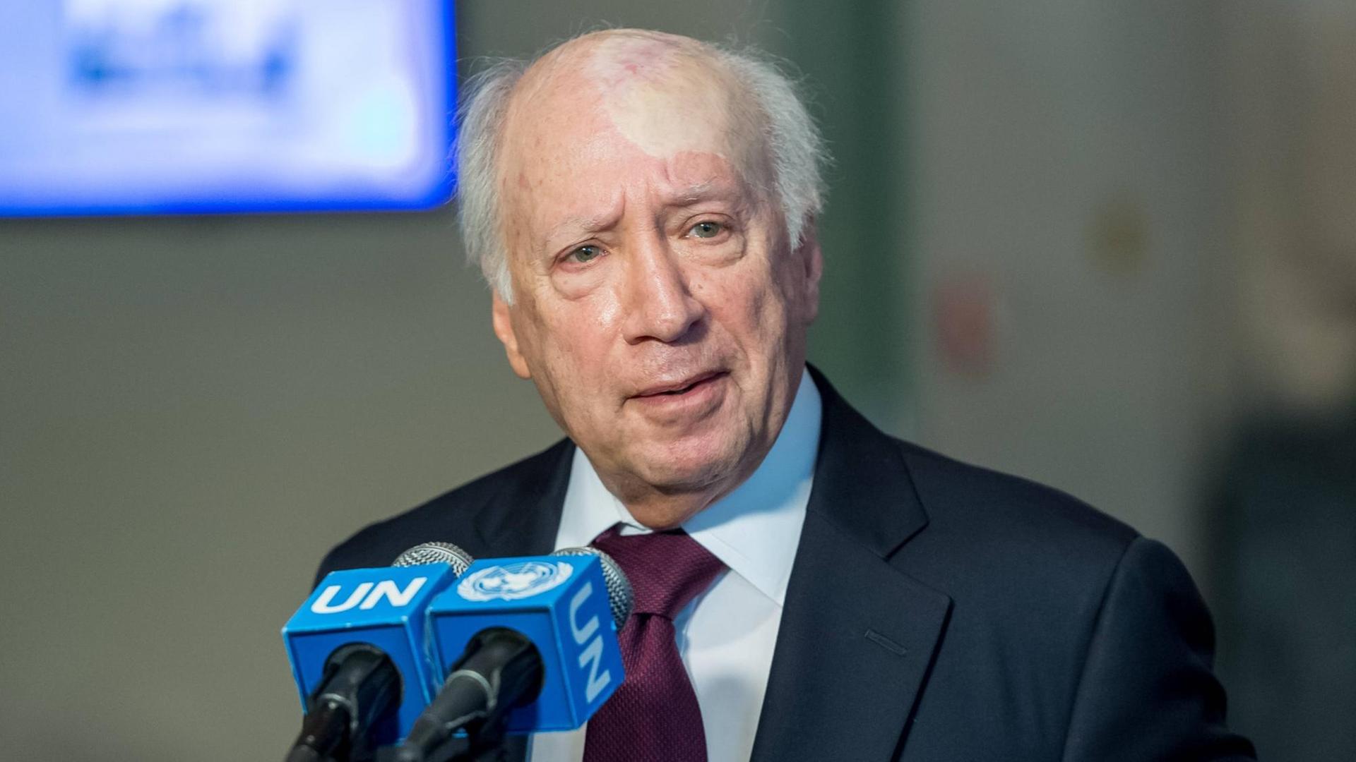 Matthew Nimetz gibt Presseerklärung in New York