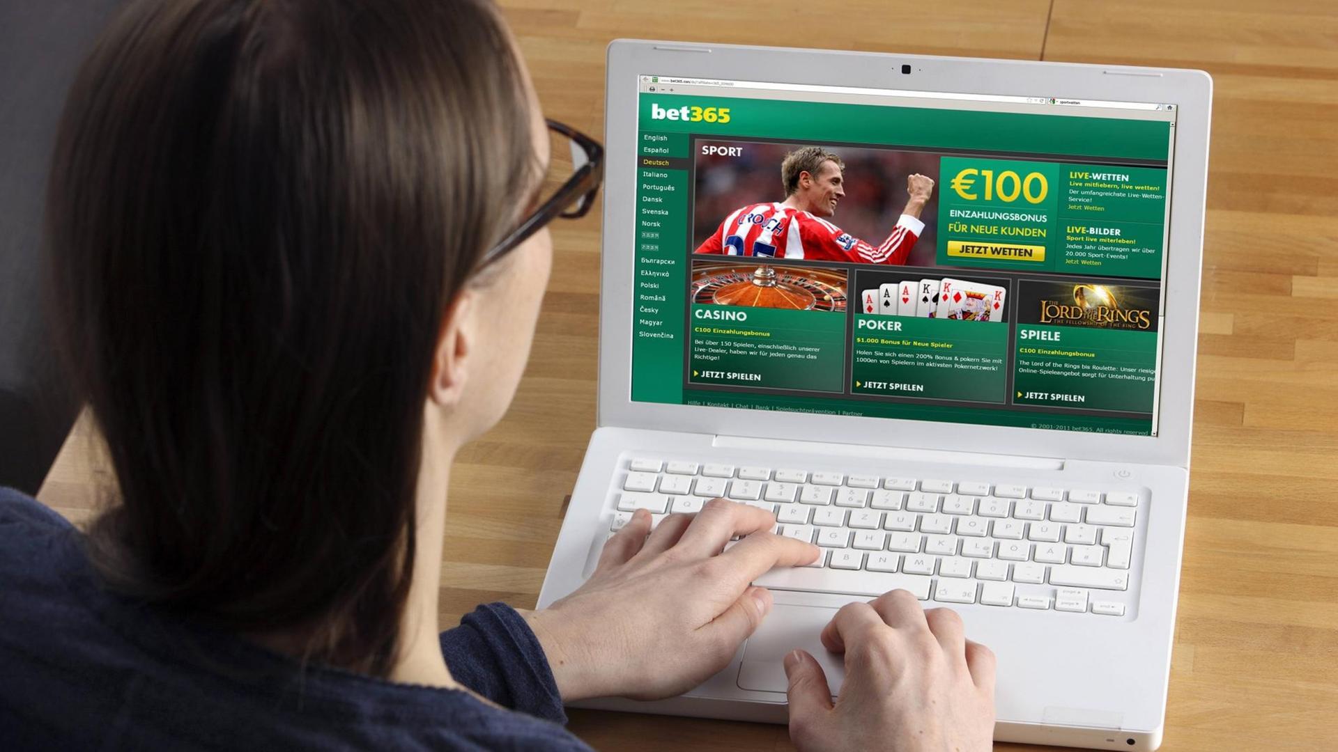 Eine Frau sitzt am Laptop und spielt Sportwetten im Internet (Symbolfoto) Eine Frau sitzt am Laptop und spielt Sportwetten im Internet (Symbolfoto)