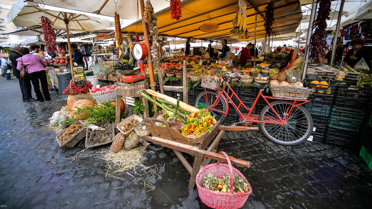 Marktstand auf dem Campo di Fiori in Rom. Marktstand auf dem Campo di Fiori in Rom.