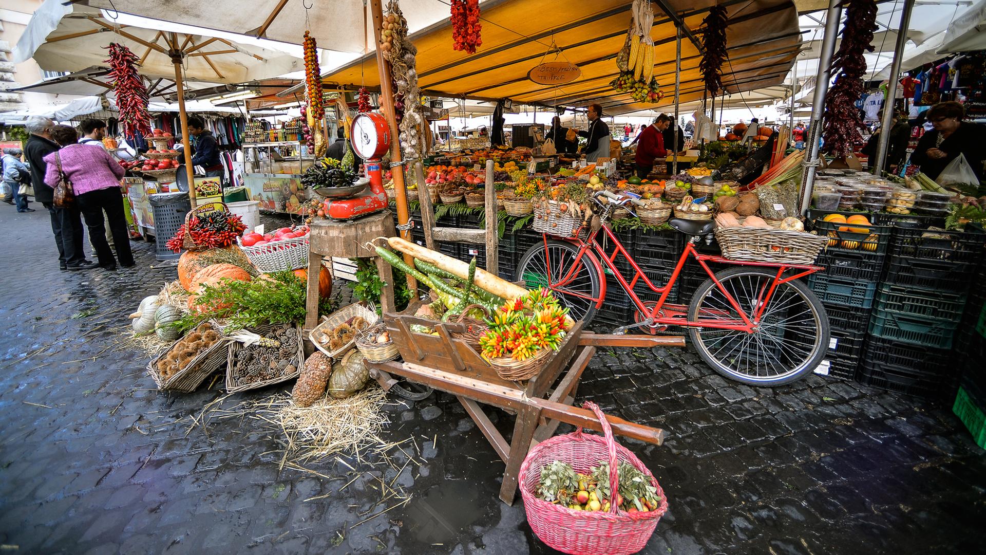 Marktstand auf dem Campo di Fiori in Rom. Marktstand auf dem Campo di Fiori in Rom.