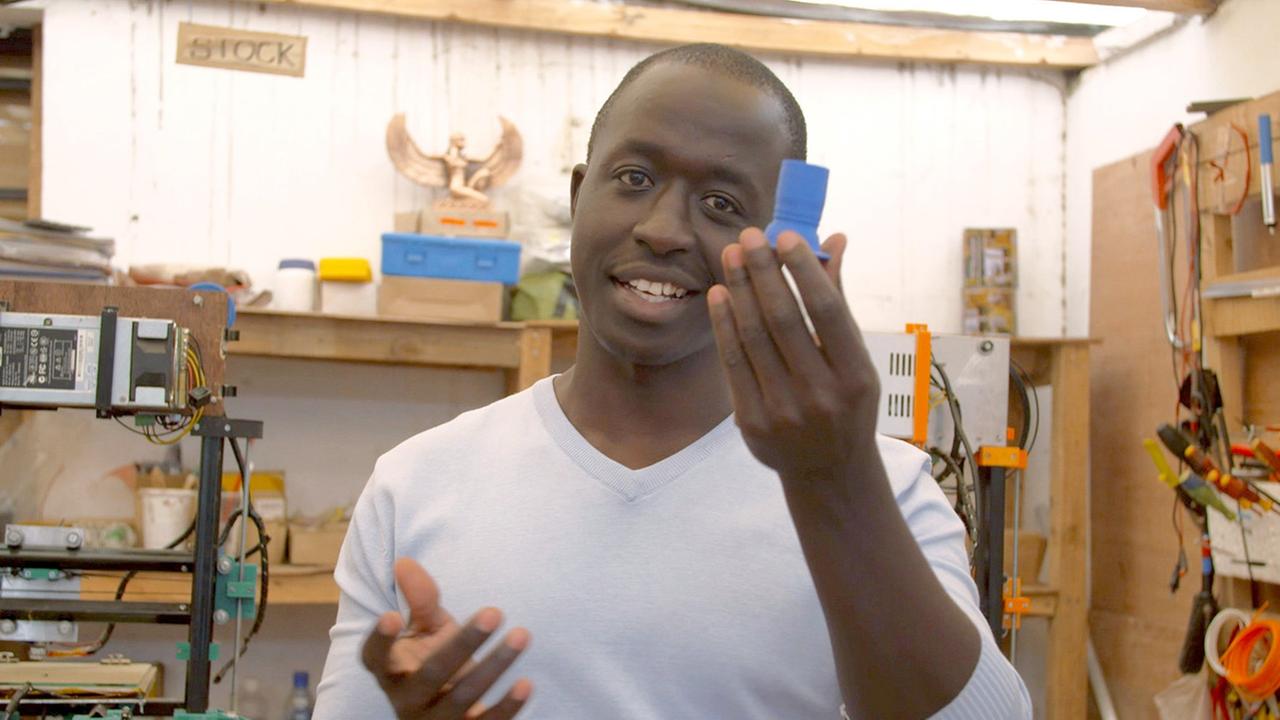Roy Ombatti von AB3D aus Kenia zeigt ein Ersatzteil, das er mit seinem 3D-Drucker hergestellt hat. Roy Ombatti von AB3D aus Kenia zeigt ein Ersatzteil, das er mit seinem 3D-Drucker hergestellt hat.