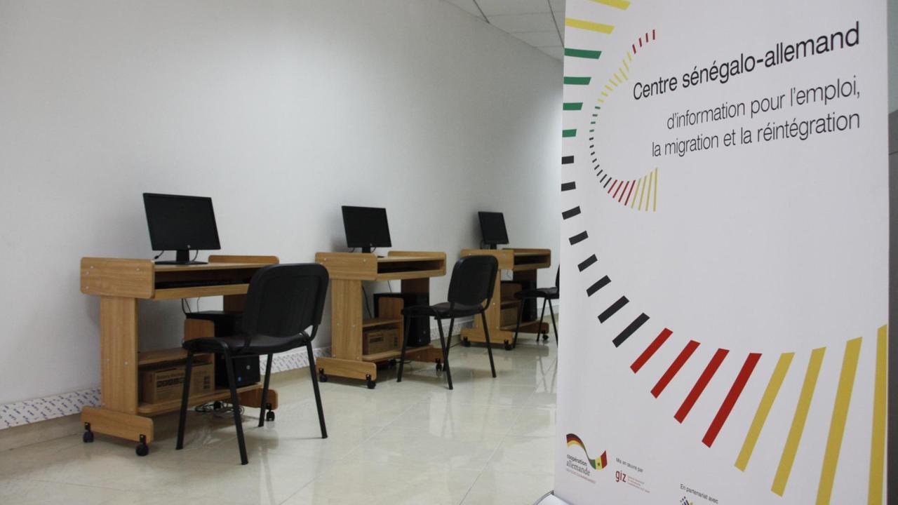 Das Deutsch-Senegalesische Zentrum für Jobs, Migration und Reintegration in Dakar. Drei neue Computerarbeitsplätze stehen an der Wand. Das Deutsch-Senegalesische Zentrum für Jobs, Migration und Reintegration in Dakar. Drei neue Computerarbeitsplätze stehen an der Wand.