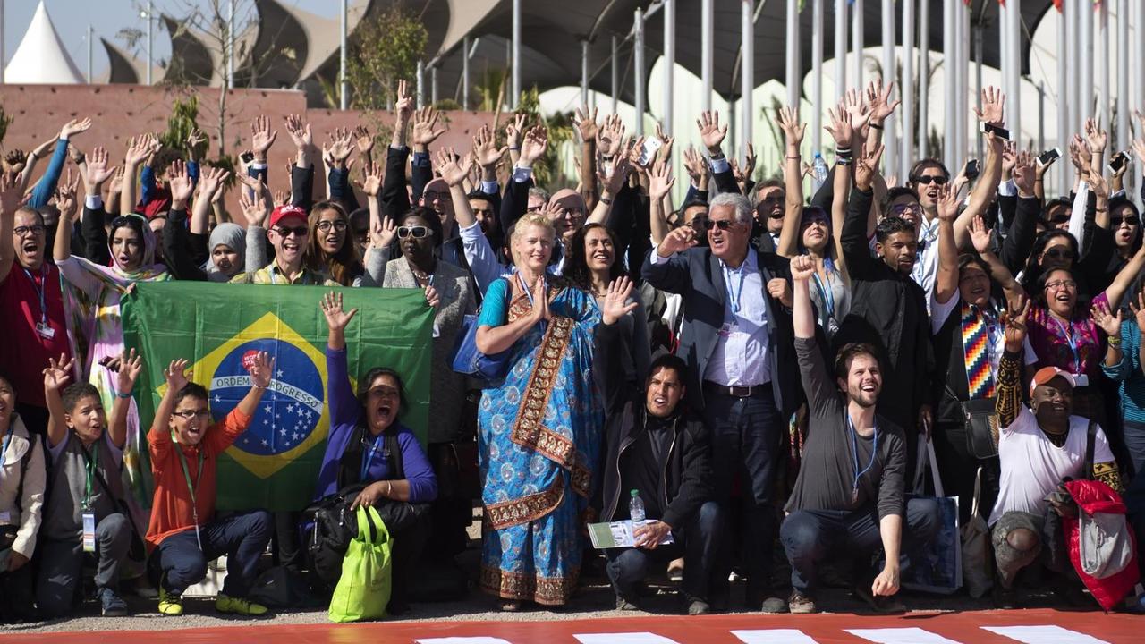 Teilnehmer der Weltklimakonferenz in Marrakesch stellen sich zum Abschiedsfoto zusammen. Teilnehmer der Weltklimakonferenz in Marrakesch stellen sich zum Abschiedsfoto zusammen.