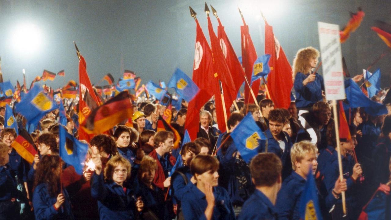Mitglieder des DDR-Jugendverbandes Freie Deutsche Jugend (FDJ) gratulieren am 6. Oktober1989 mit einem Fackelzug zwischen Brandenburger Tor und Marx-Engels-Platz in Berlin der deutschen Demokratischen Republik zum 40. Jahrestag ihrer Gründung. Mitglieder des DDR-Jugendverbandes Freie Deutsche Jugend (FDJ) gratulieren am 6. Oktober1989 mit einem Fackelzug zwischen Brandenburger Tor und Marx-Engels-Platz in Berlin der deutschen Demokratischen Republik zum 40. Jahrestag ihrer Gründung.