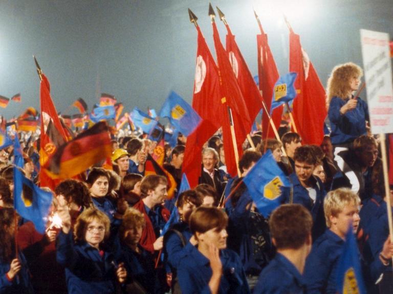 Mitglieder des DDR-Jugendverbandes Freie Deutsche Jugend (FDJ) gratulieren am 6. Oktober1989 mit einem Fackelzug zwischen Brandenburger Tor und Marx-Engels-Platz in Berlin der deutschen Demokratischen Republik zum 40. Jahrestag ihrer Gründung.
