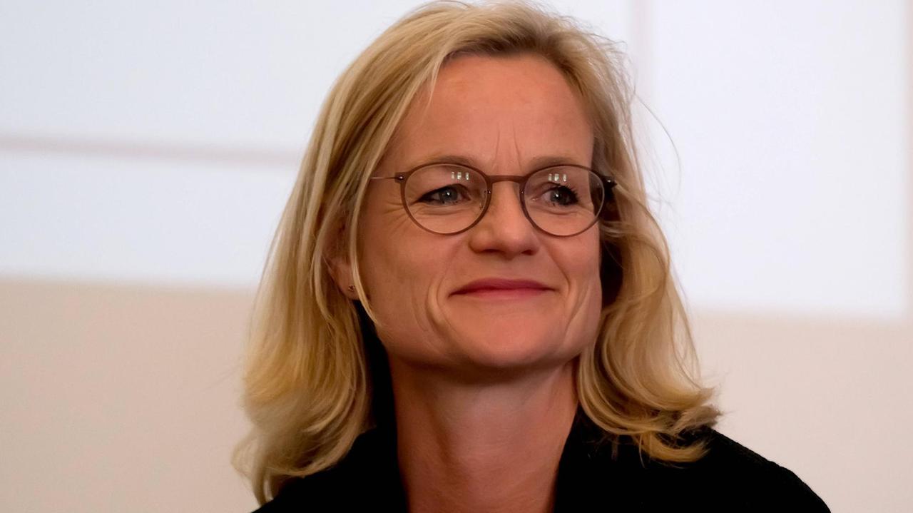 Viola von Cramon ist eine deutsche Politikerin. Sie wurde 2009 über die Landesliste ihrer Partei (Bündnis 90/Die Grünen) in den Bundestag gewählt und sitzt aktuell im Europaparlament. Viola von Cramon ist eine deutsche Politikerin. Sie wurde 2009 über die Landesliste ihrer Partei (Bündnis 90/Die Grünen) in den Bundestag gewählt und sitzt aktuell im Europaparlament.