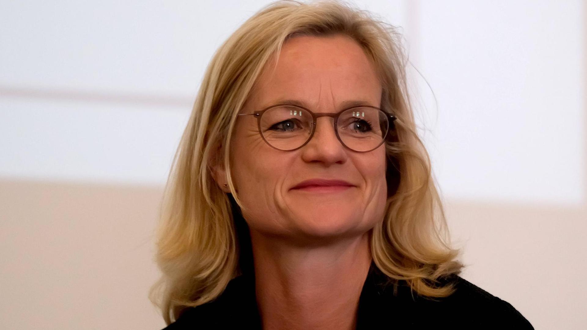 Viola von Cramon ist eine deutsche Politikerin. Sie wurde 2009 über die Landesliste ihrer Partei (Bündnis 90/Die Grünen) in den Bundestag gewählt und sitzt aktuell im Europaparlament. Viola von Cramon ist eine deutsche Politikerin. Sie wurde 2009 über die Landesliste ihrer Partei (Bündnis 90/Die Grünen) in den Bundestag gewählt und sitzt aktuell im Europaparlament.