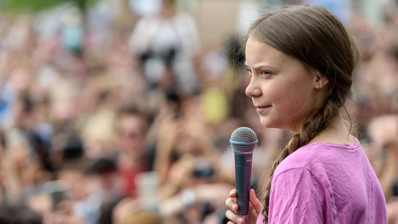 Fridays For Future - Klimaaktivistin Greta Thunberg (SWE) spricht beim freitäglichen Schülerstreik im Berliner Invalidenpark mit der Forderung nach einem sofortigen Kohleausstieg snapshot-photography/F.Boillot *** Fridays For Future climate activist Greta Thunberg SWE speaks at the Friday school strike in Berlins Invalidenpark calling for an immediate exit from coal snapshot photography F Boillot Fridays For Future - Klimaaktivistin Greta Thunberg (SWE) spricht beim freitäglichen Schülerstreik im Berliner Invalidenpark mit der Forderung nach einem sofortigen Kohleausstieg snapshot-photography/F.Boillot *** Fridays For Future climate activist Greta Thunberg SWE speaks at the Friday school strike in Berlins Invalidenpark calling for an immediate exit from coal snapshot photography F Boillot
