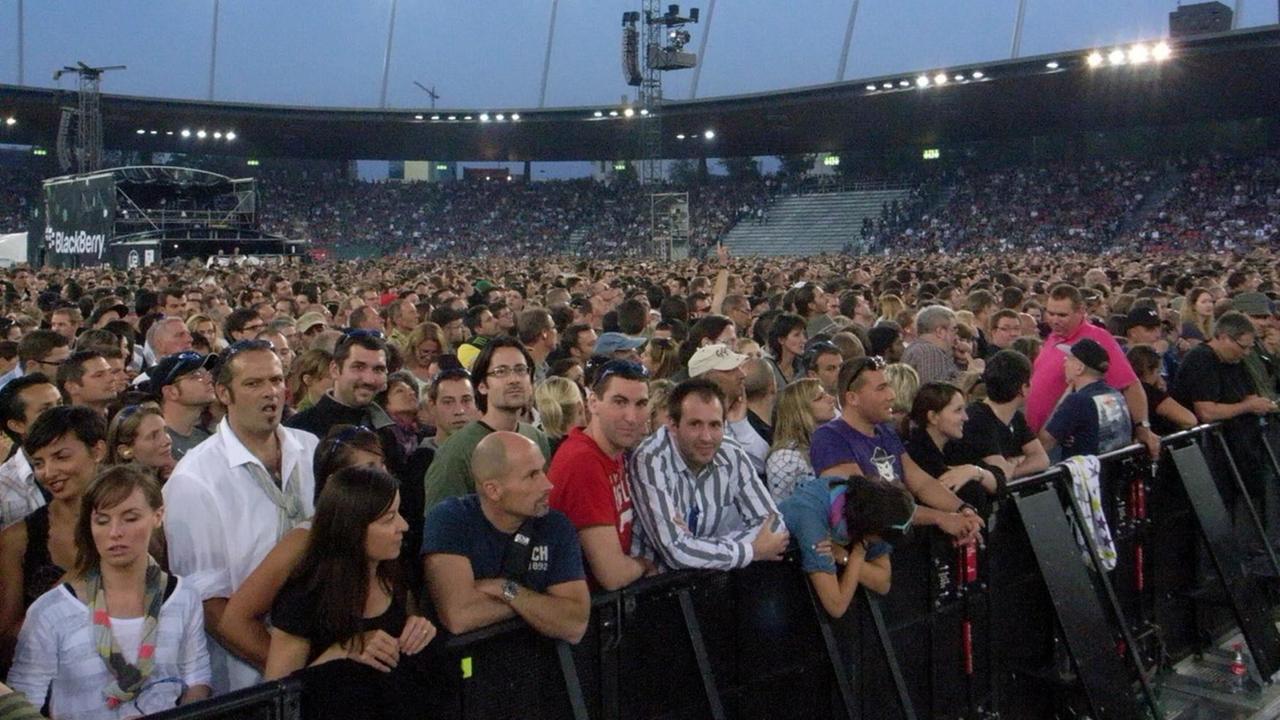 45.000 Fans besuchten 2010 ein Livekonzert von U2 in Zürich. Das Foto zeigt die Fans in der ersten Reihe.