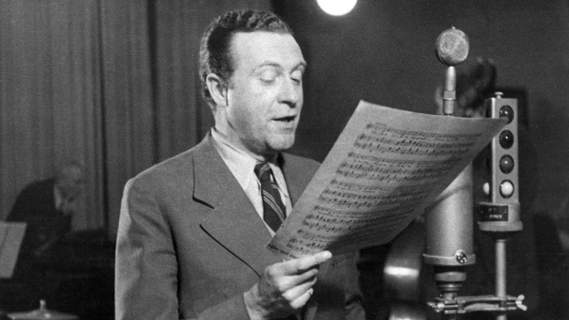Willy Fritsch am Mikrofon des NDR 1947. Willy Fritsch am Mikrofon des NDR 1947.