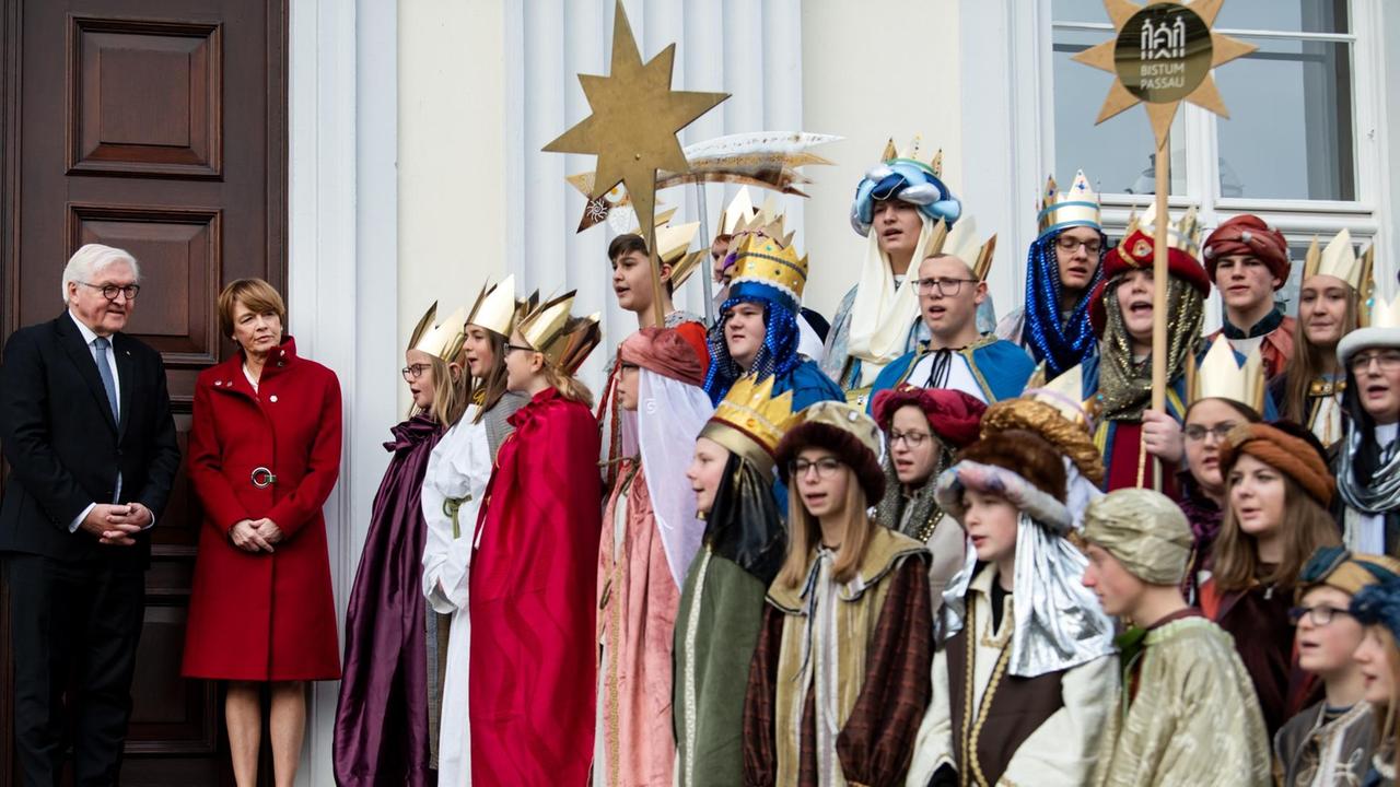 Bundespräsident Frank-Walter Steinmeier und seine Frau Elke Büdenbender empfangen Sternsinger im Kostüm vor dem Schloss Bellevue. Bundespräsident Frank-Walter Steinmeier und seine Frau Elke Büdenbender empfangen Sternsinger im Kostüm vor dem Schloss Bellevue.