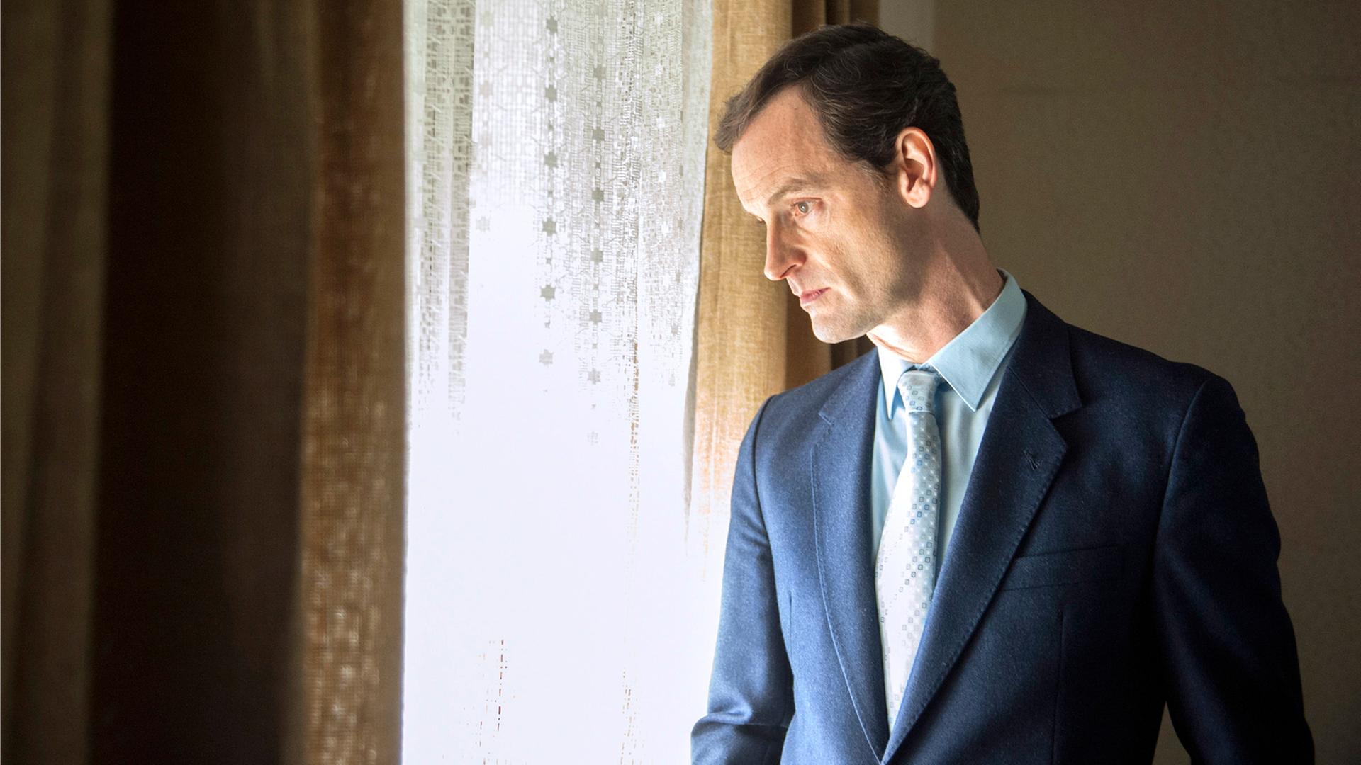 Szene mit Falk Kupfer (Jörg Hartmann) in der dritten Staffel der Fernsehserie "Weissensee". Szene mit Falk Kupfer (Jörg Hartmann) in der dritten Staffel der Fernsehserie "Weissensee".